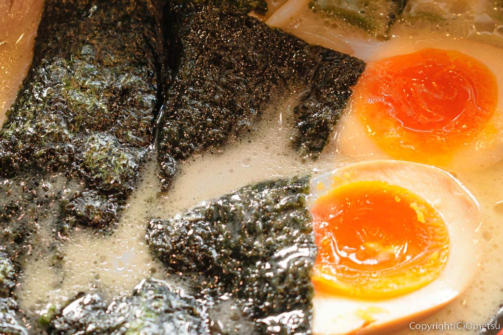 「横浜家系ラーメン 小作大和家」の、631ラーメンの、海苔と、醤油豚骨スープ