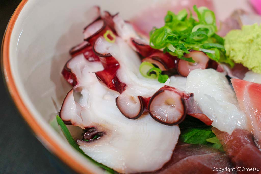 青梅市・東青梅の「食酒処やまさき」の、海鮮丼のタコ