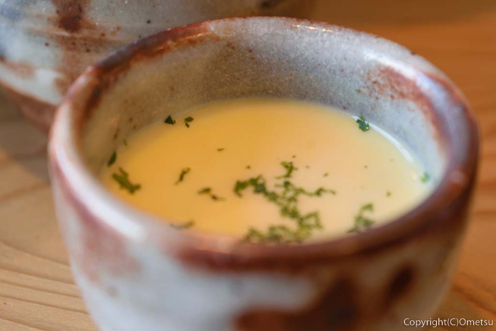 武蔵五日市前のカフェ、do-mo kitchen CANVAS（ドーモ キッチン キャンバス）の、カボチャの冷製スープ