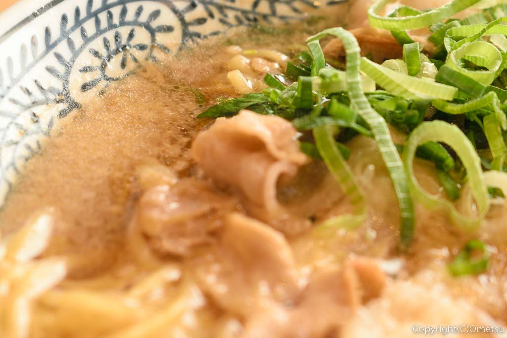 東京都・瑞穂町・新青梅街道沿いの、丸源ラーメン瑞穂店の、肉そばのスープ