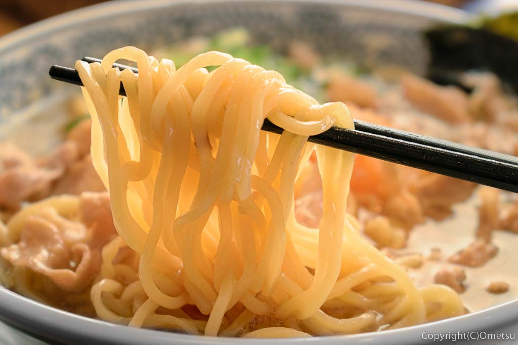 東京都・瑞穂町・新青梅街道沿いの、丸源ラーメン瑞穂店の、肉そばの細打ち麺