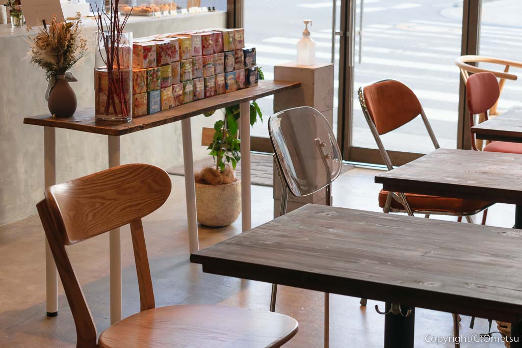 拝島駅南口のカフェ・quro.n（キュロン）の椅子