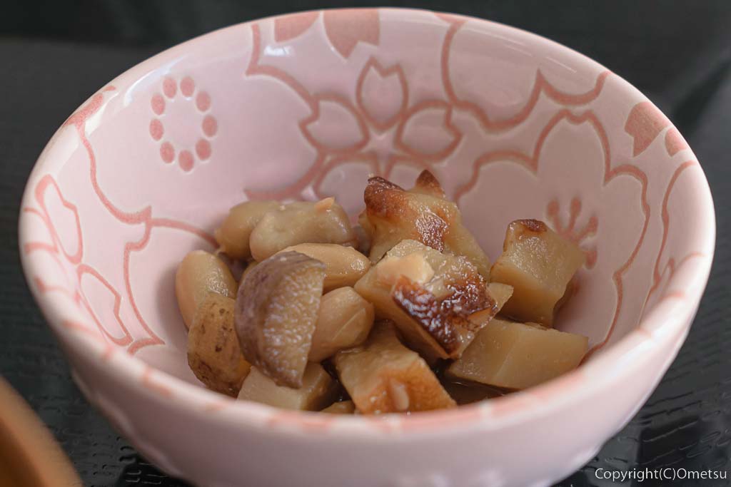 東青梅「お食事処・呑処 縁」の、ランチ・小皿の煮物