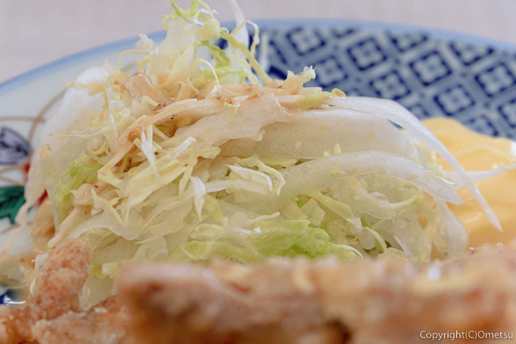 東青梅「お食事処・呑処 縁」の、ランチ・鶏唐揚げ定食の、キャベツ