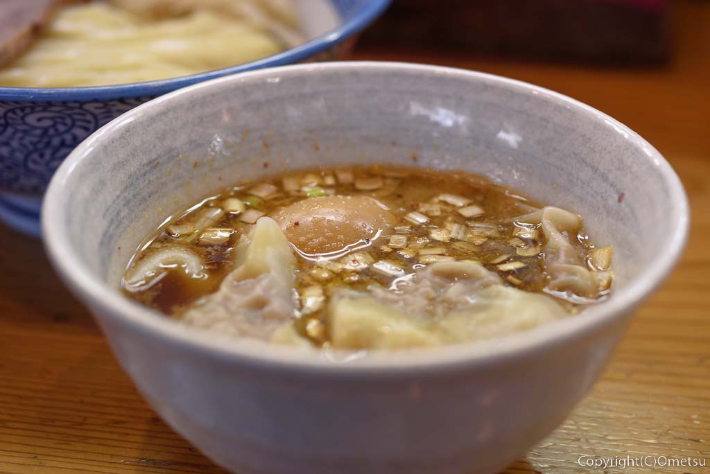 あきる野市・二宮のラーメン店「麺処 いし川」の「特製つけそば」のスープ