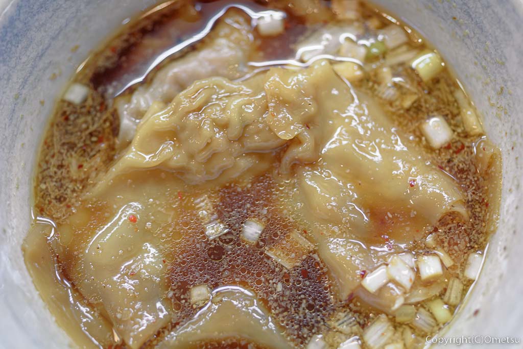 あきる野市・二宮のラーメン店「麺処 いし川」の「特製つけそば」のスープ・ワンタン