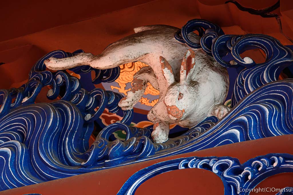 青梅市・御岳山の、武蔵御嶽神社・拝殿の、ウサギの装飾
