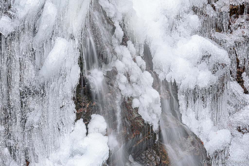 東京都・檜原村、払沢の滝の結氷と、水の流れ