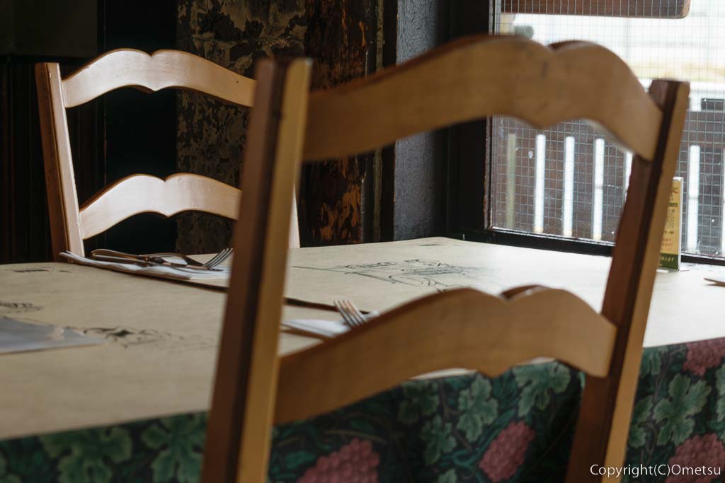 福生市のイタリアン・レストラン、ウン クイント（UN QUINTO）の、店内の椅子