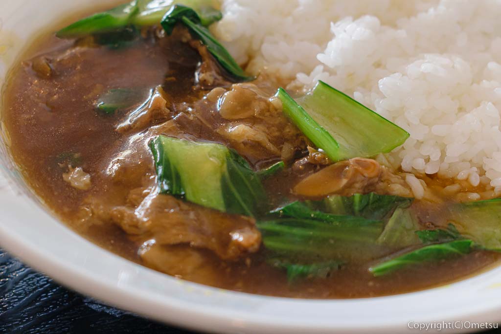 西友福生店5階の中華料理店「北京菜館」の、牛バラ丼の、餡と具
