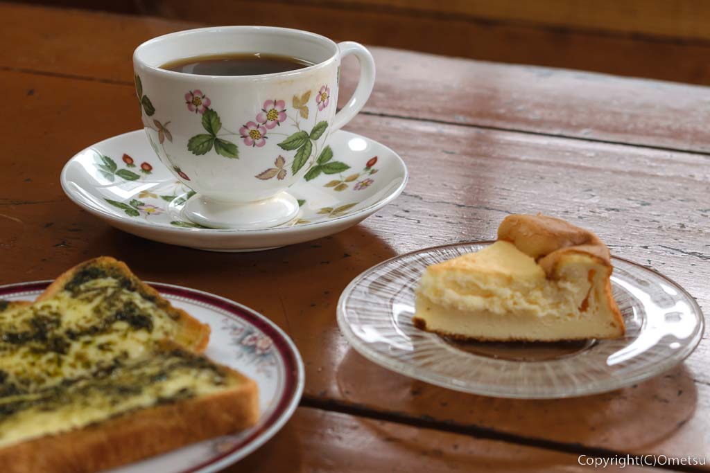 東京都・日の出町のカフェ「きりんかん」の、コーヒー、ケーキ、トースト