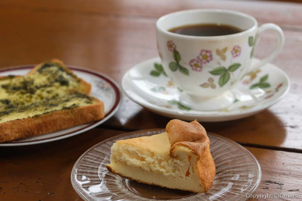 東京都・日の出町のカフェ「きりんかん」の、コーヒー、ケーキ、トースト