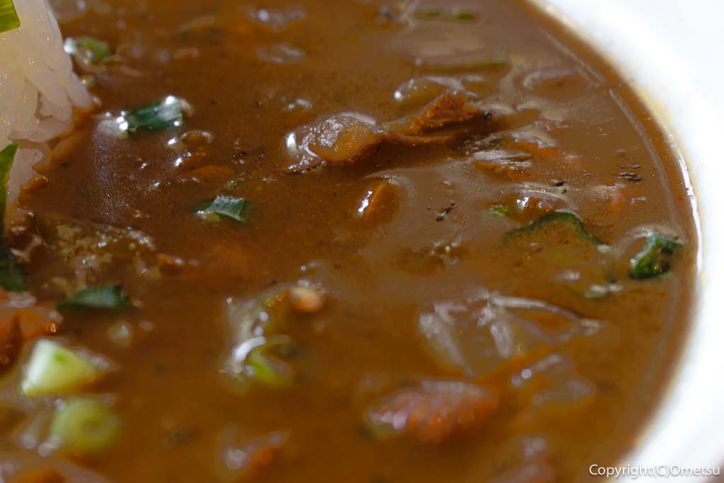 福生のルイジアナ料理店・ガンボハットシオヤ（Gumbo Hut Shioya）の、ソーセージ&チキンのガンボのスープ