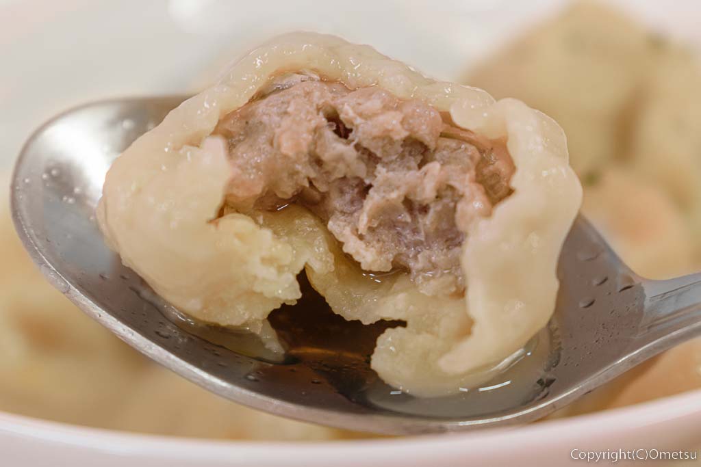 東京都・福生市の、ウクライナ料理店「カフェ グローリア(CAFE GLORIA)」の、ペリメニの、肉餡