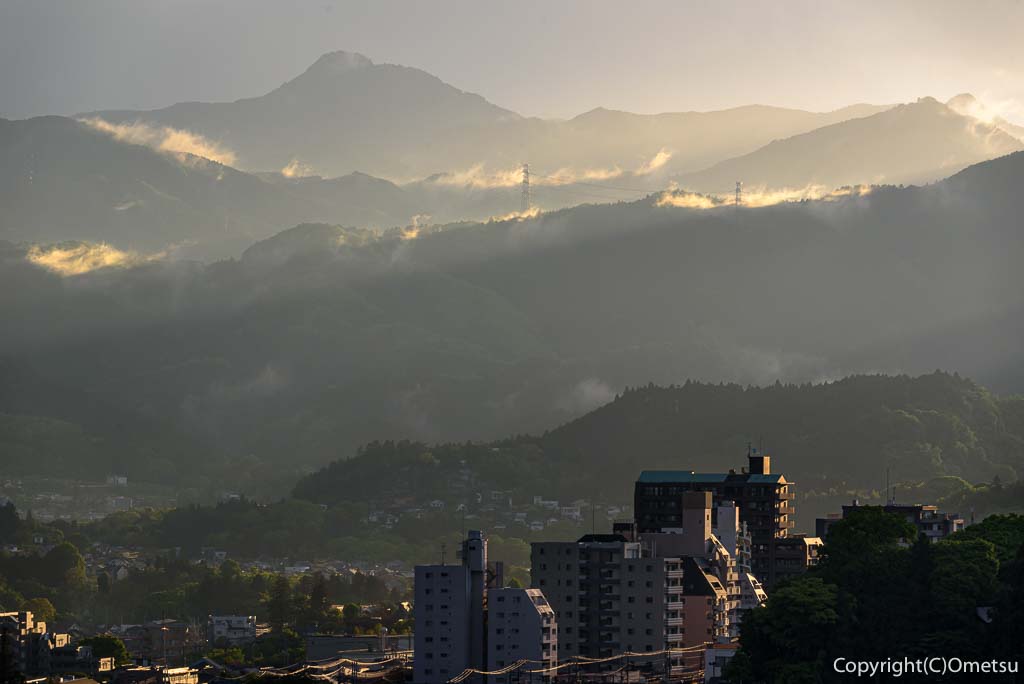 青梅市街と、奥多摩・大岳山