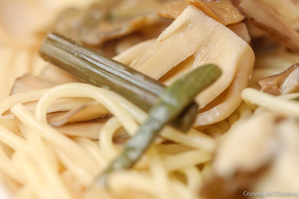 東京都・檜原村役場の「カフェせせらぎ」の、檜原産マイタケ入り・和風パスタの、山菜