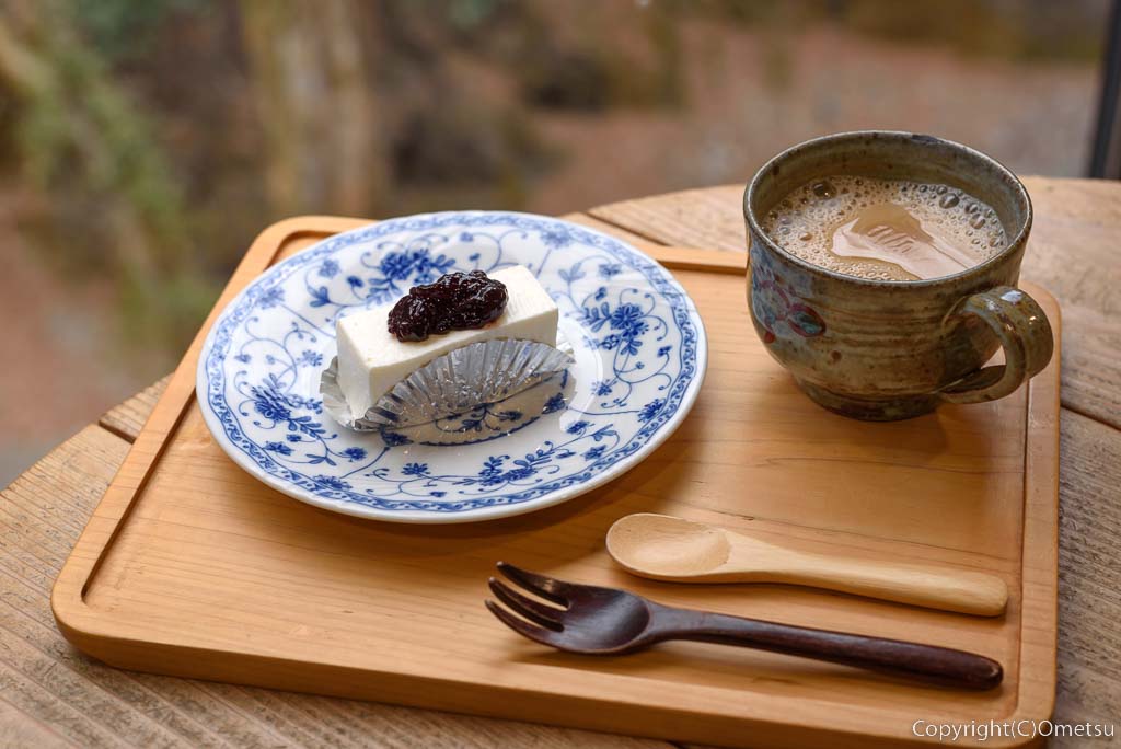 東京都・檜原村役場の「カフェせせらぎ」の、手作りレアチーズケーキと、カフェオレ