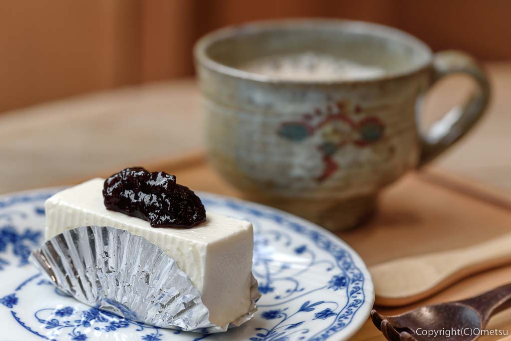 東京都・檜原村役場の「カフェせせらぎ」の、手作りレアチーズケーキと、コーヒー