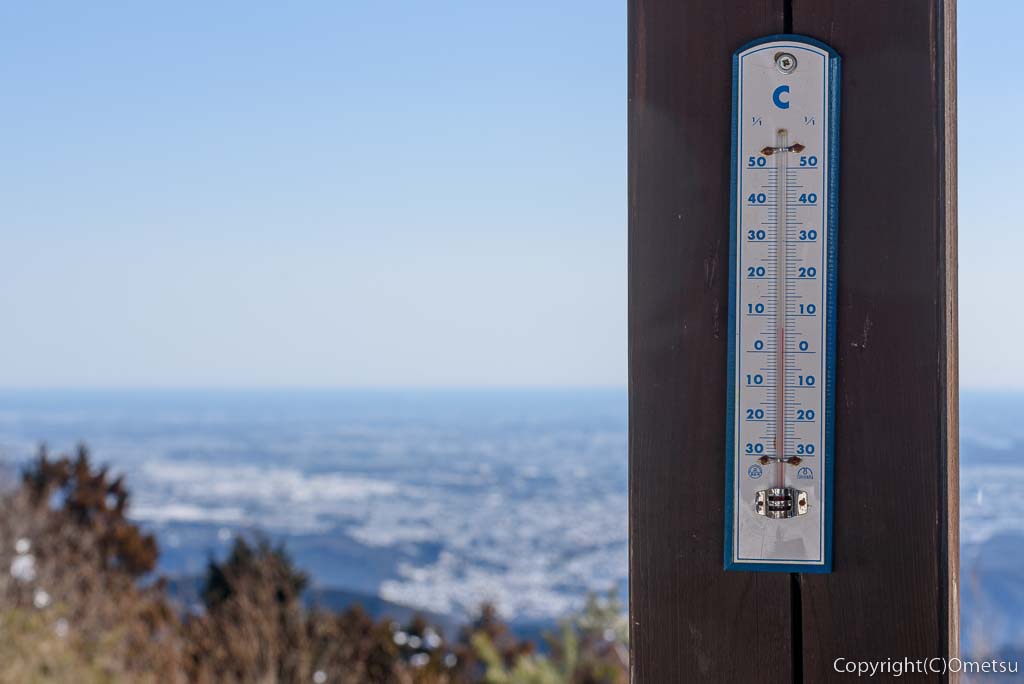 東京都・日の出山・東屋の温度計