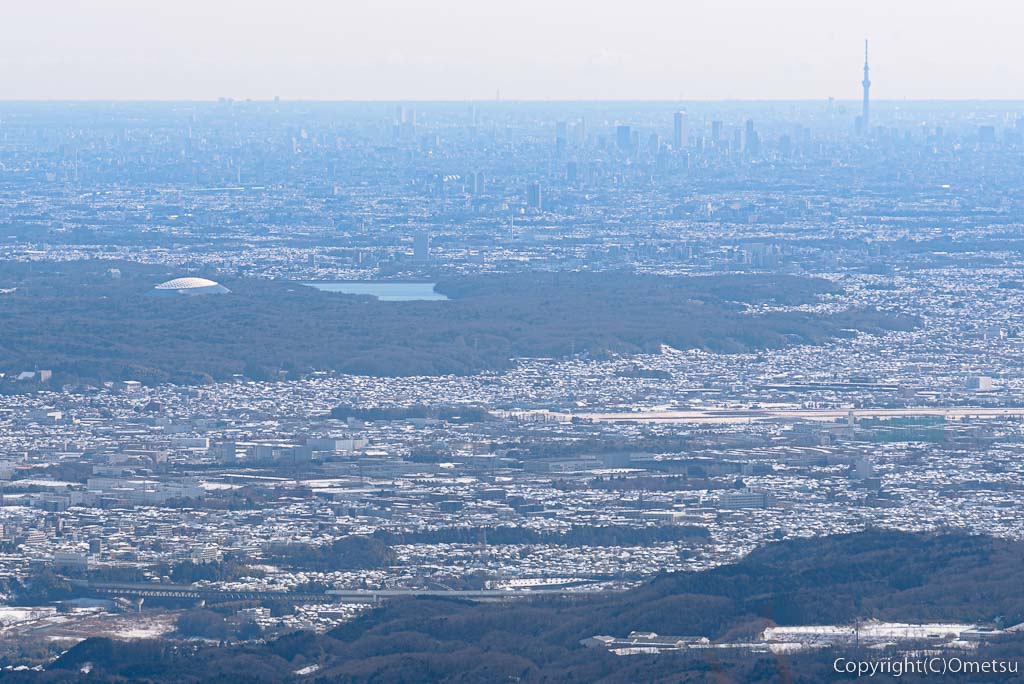東京都・日の出山から、都心方面、西武ドーム・多摩湖・スカイツリーの眺め