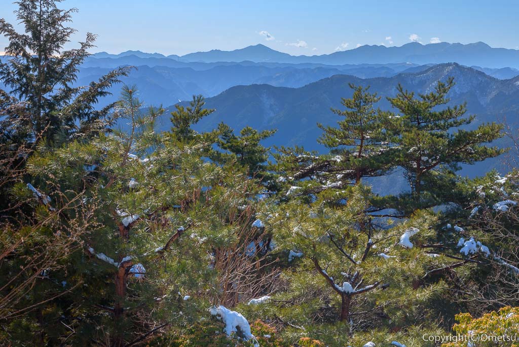 東京都・日の出山から、丹沢・蛭ヶ岳〜大山の眺め