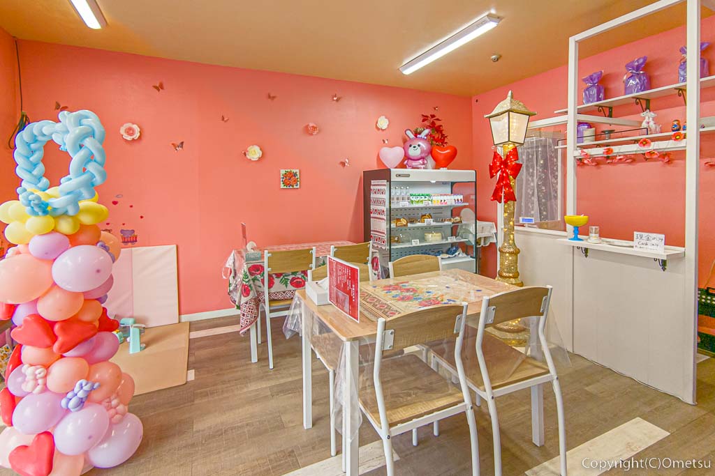 東京都・福生市の、ウクライナ料理店「カフェ グローリア(CAFE GLORIA)」の店内