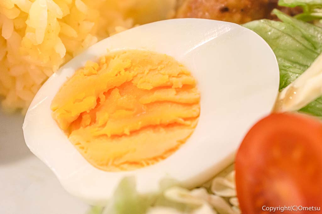 青梅市のカフェ「アトリエよぎ」の、インドチキンカレーのあ、ゆで卵