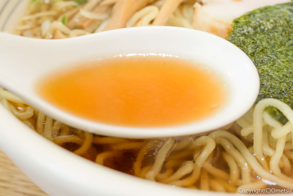 日の出町の食堂「ごはんどころ いぶき」の、中華そば（ラーメン）の、スープ