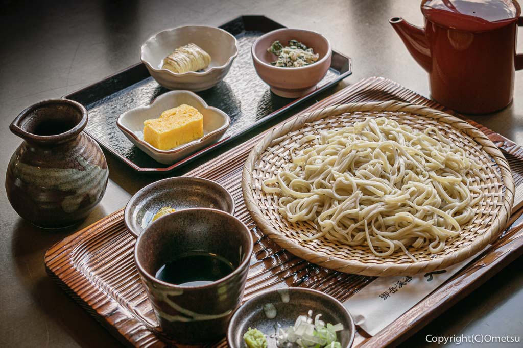 青梅市・御岳渓谷の、手打ち蕎麦店・笑（えみ）の、「そばセット A」