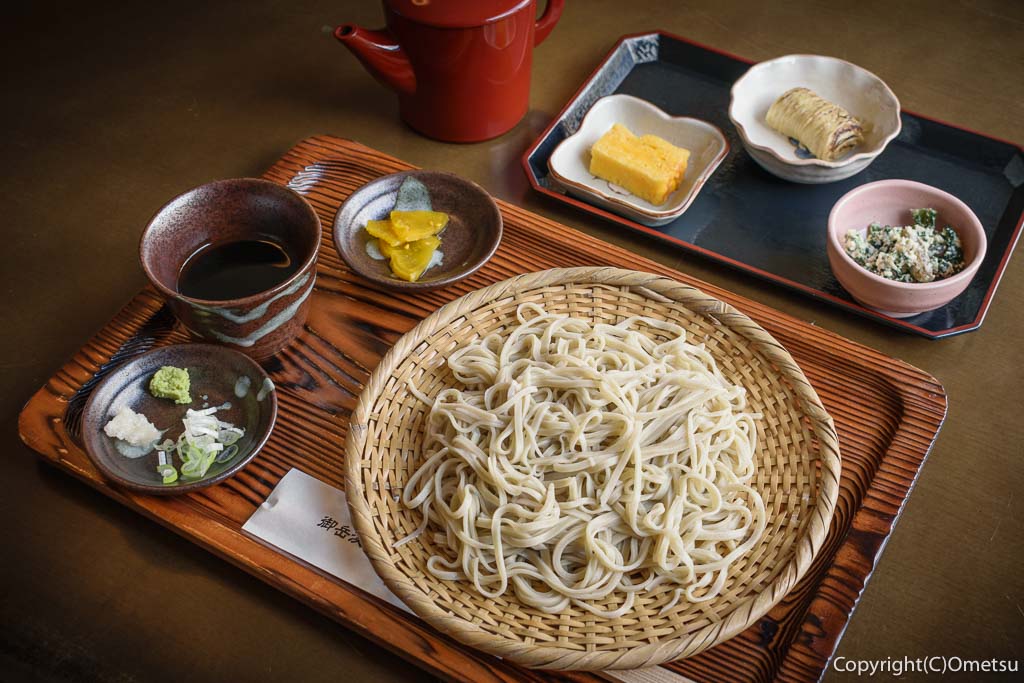 青梅市・御岳渓谷の、手打ち蕎麦店・笑（えみ）の、「そばセット A」