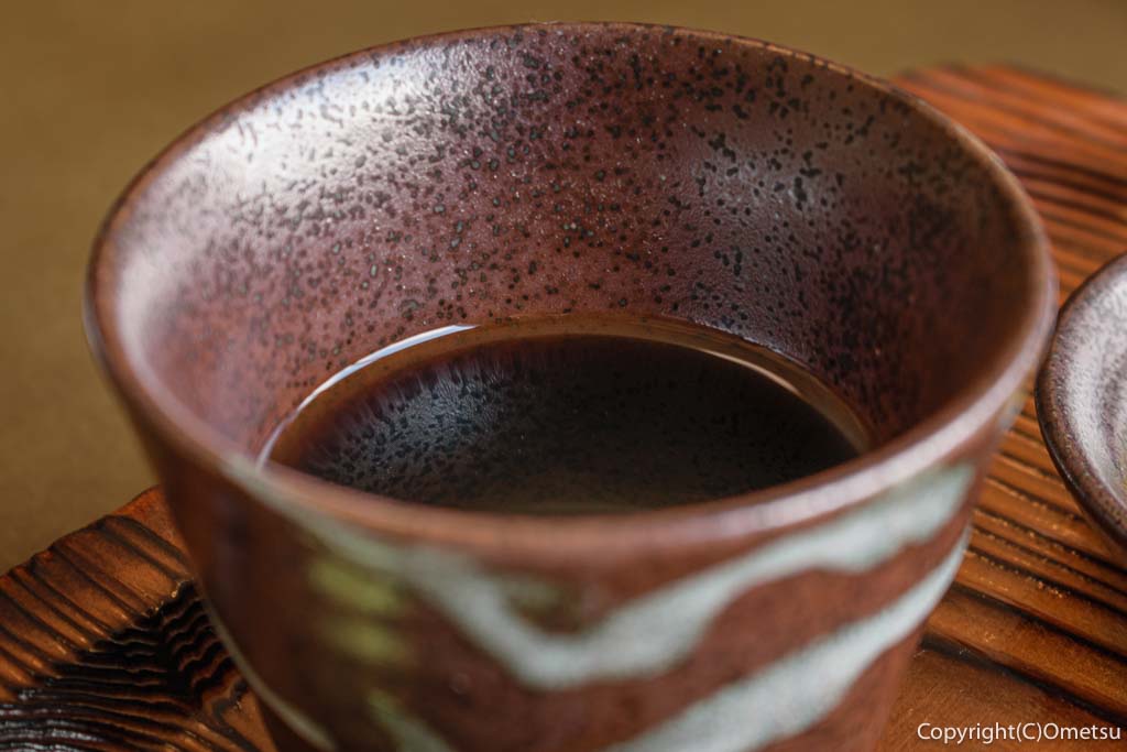 青梅市・御岳渓谷の、手打ち蕎麦店・笑（えみ）の、ざる蕎麦の、汁