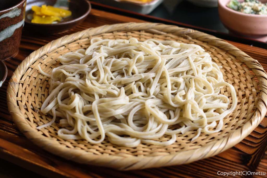 青梅市・御岳渓谷の、手打ち蕎麦店・笑（えみ）の、ざる蕎麦