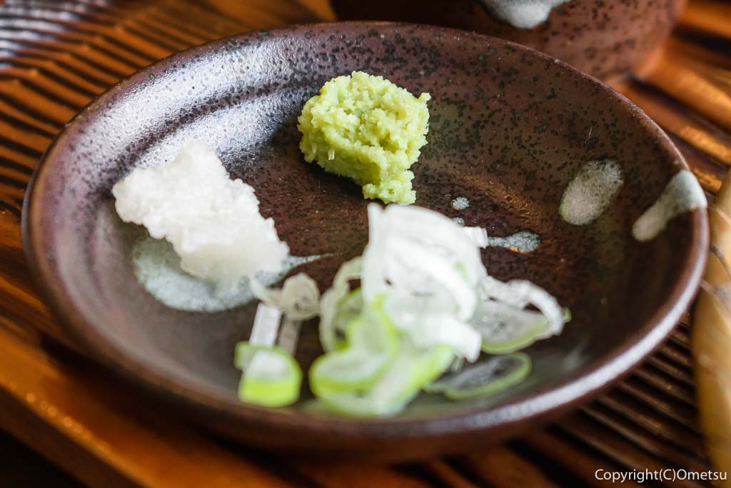 青梅市・御岳渓谷の、手打ち蕎麦店・笑（えみ）の、ざる蕎麦の、薬味