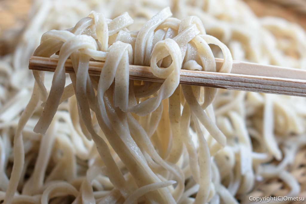 青梅市・御岳渓谷の、手打ち蕎麦店・笑（えみ）の、ざる蕎麦