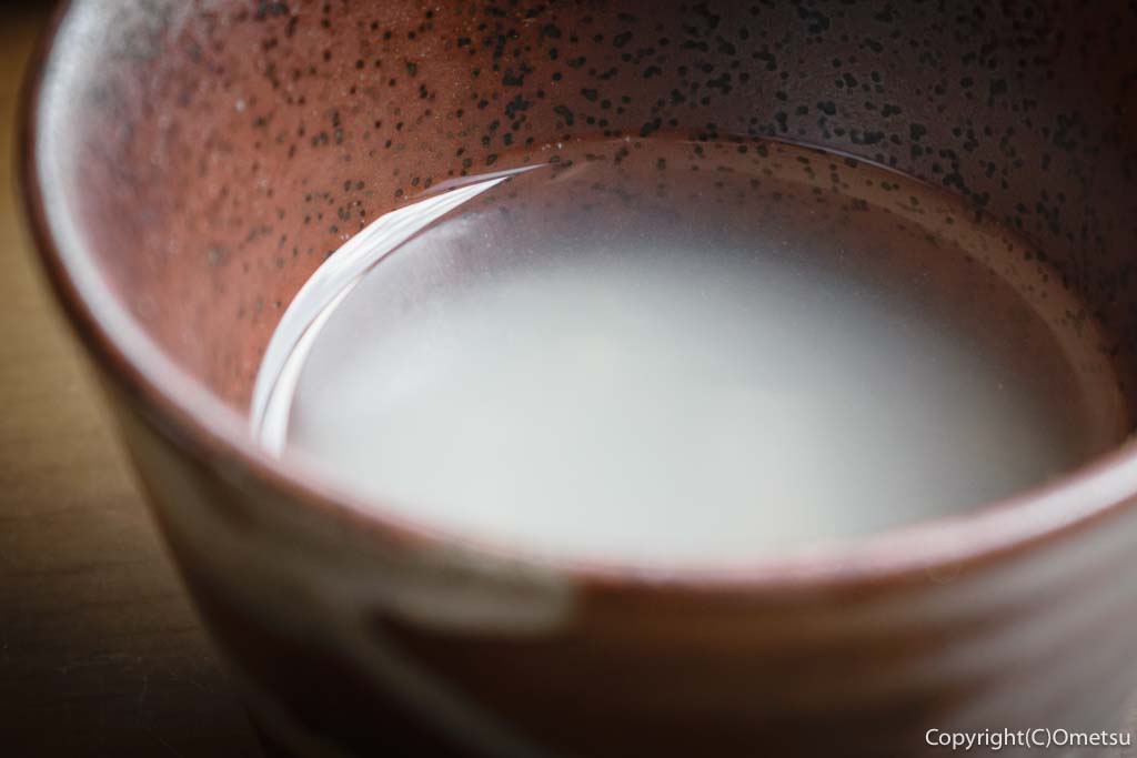 青梅市・御岳渓谷の、手打ち蕎麦店・笑（えみ）の、ざる蕎麦の、蕎麦湯