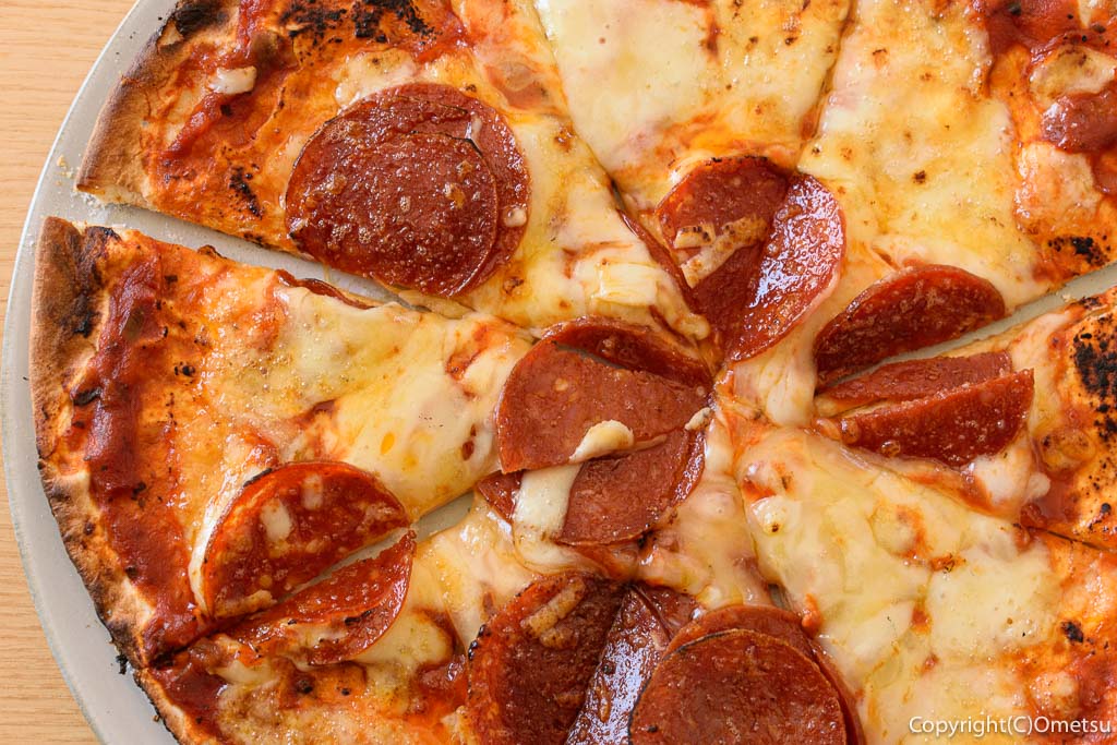 東京都瑞穂町・長岡なカフェ、HANARE（はなれ）の、ペパロニのピッツァの生地の焦げ目