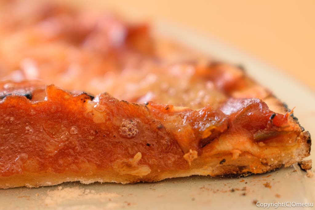 東京都瑞穂町・長岡なカフェ、HANARE（はなれ）の、ペパロニのピッツァの生地