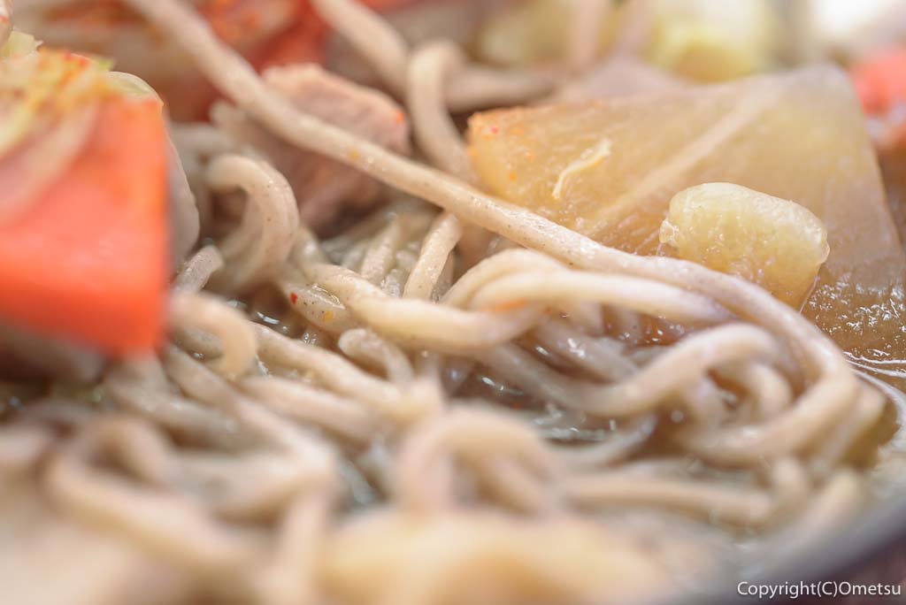 東京都・青梅市、御岳山の茶屋「富士峰軒」の、「けんちんそば」の蕎麦