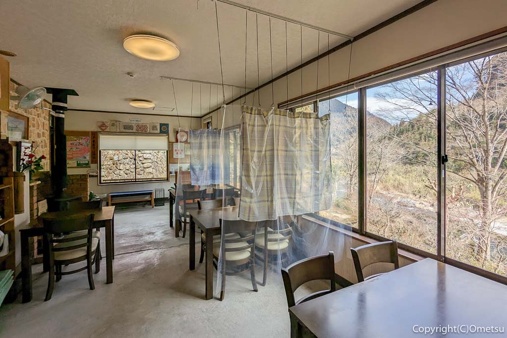 青梅市・御岳渓谷の、手打ち蕎麦店・笑（えみ）の、店内