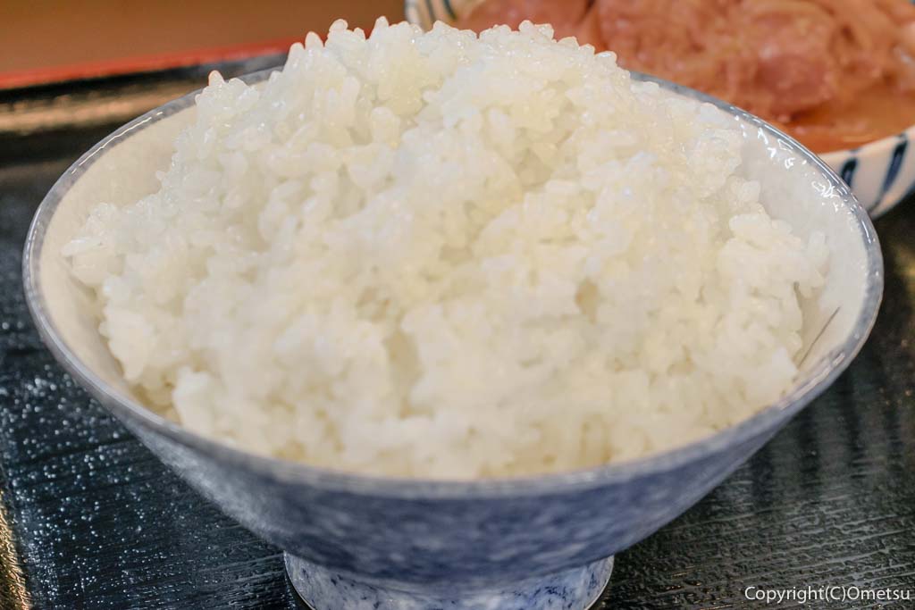 青梅市・河辺の「もつ煮 カド屋」のモツ煮定食の、ご飯大盛り