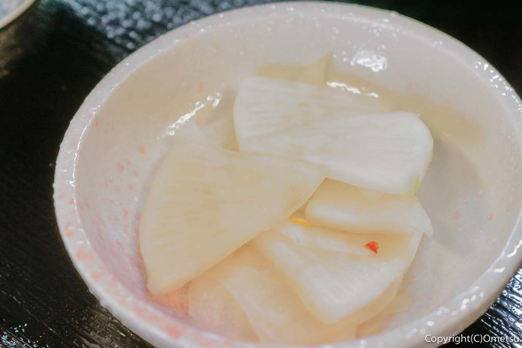 青梅市・河辺の「もつ煮 カド屋」のモツ煮定食の、漬物