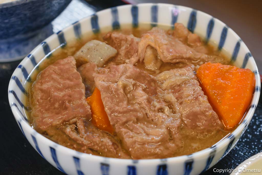青梅市・河辺の「もつ煮 カド屋」のモツ煮込み
