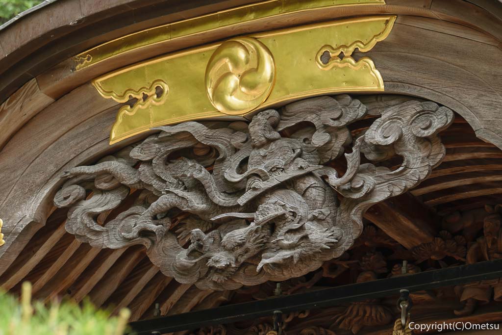 昭島市・拝島日吉神社の、向殿・唐破風の兎の毛通しの彫刻