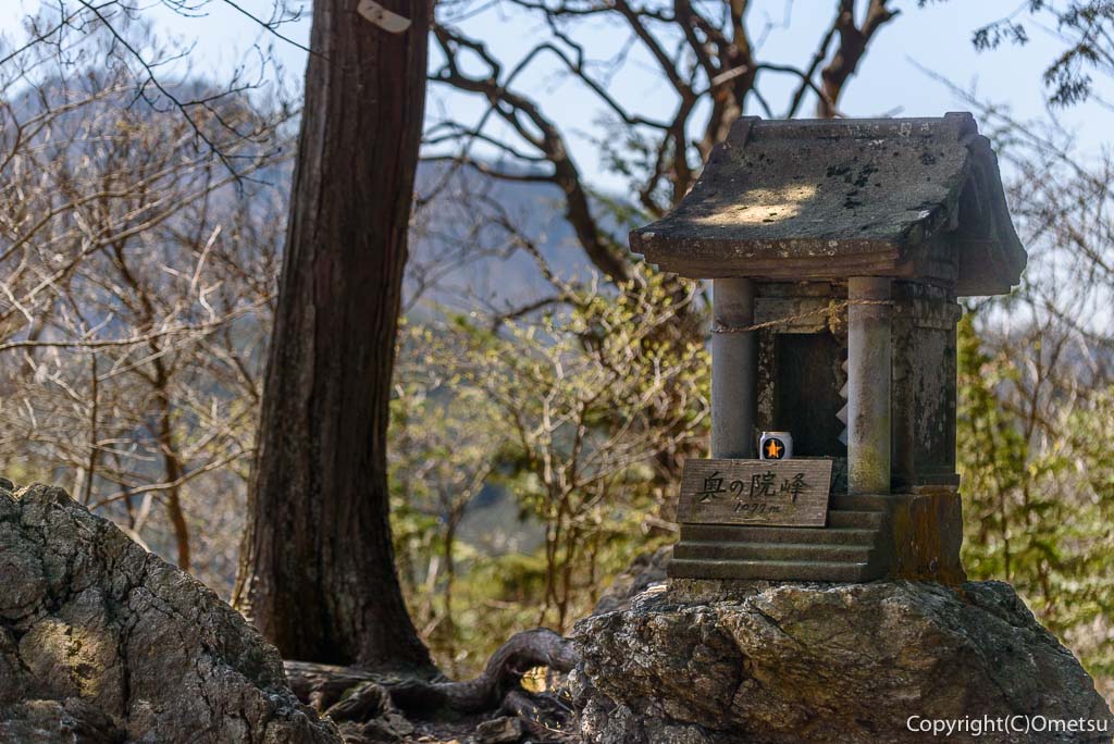 東京都・青梅市、御岳山の、奥の院・山頂の祠