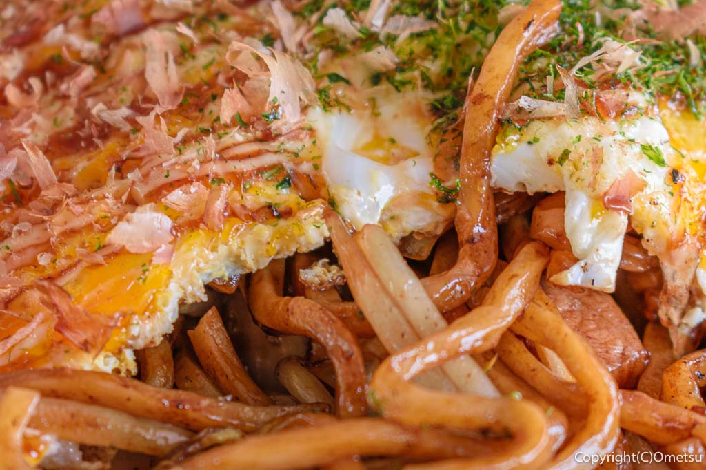 築地銀だこ・お好み焼きそば、麺とオムレツの卵