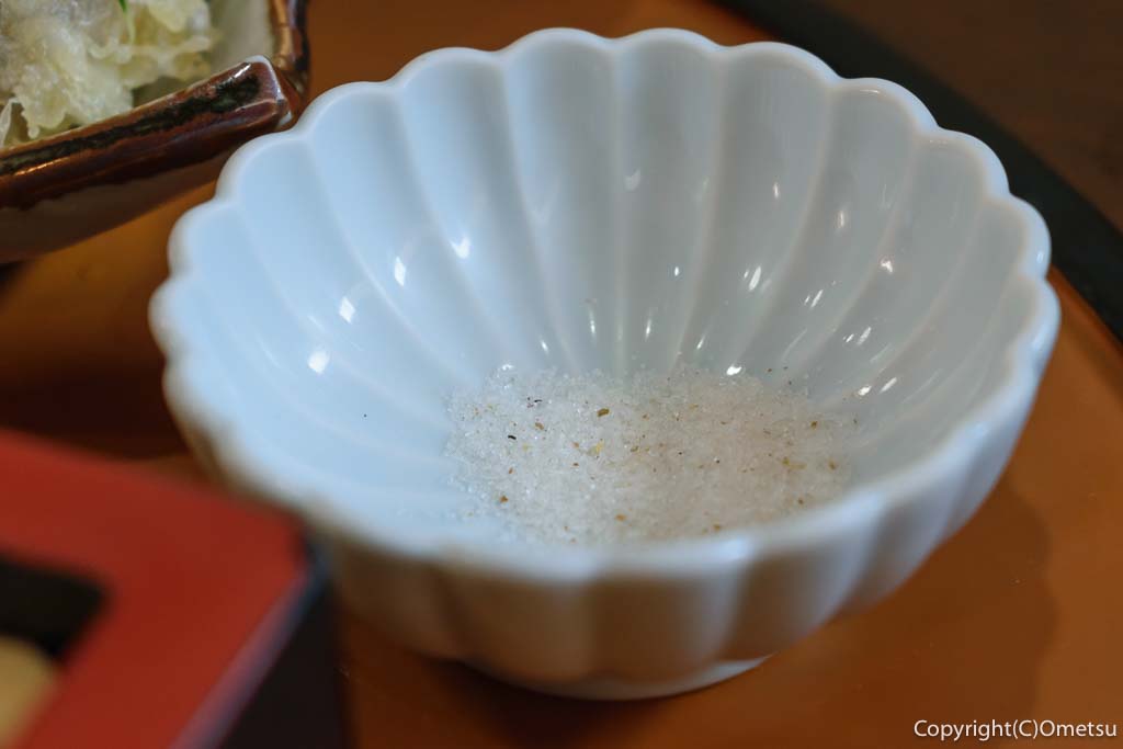 青梅・成木「割烹うらしま」の「山の幸膳」の、天ぷら用の塩