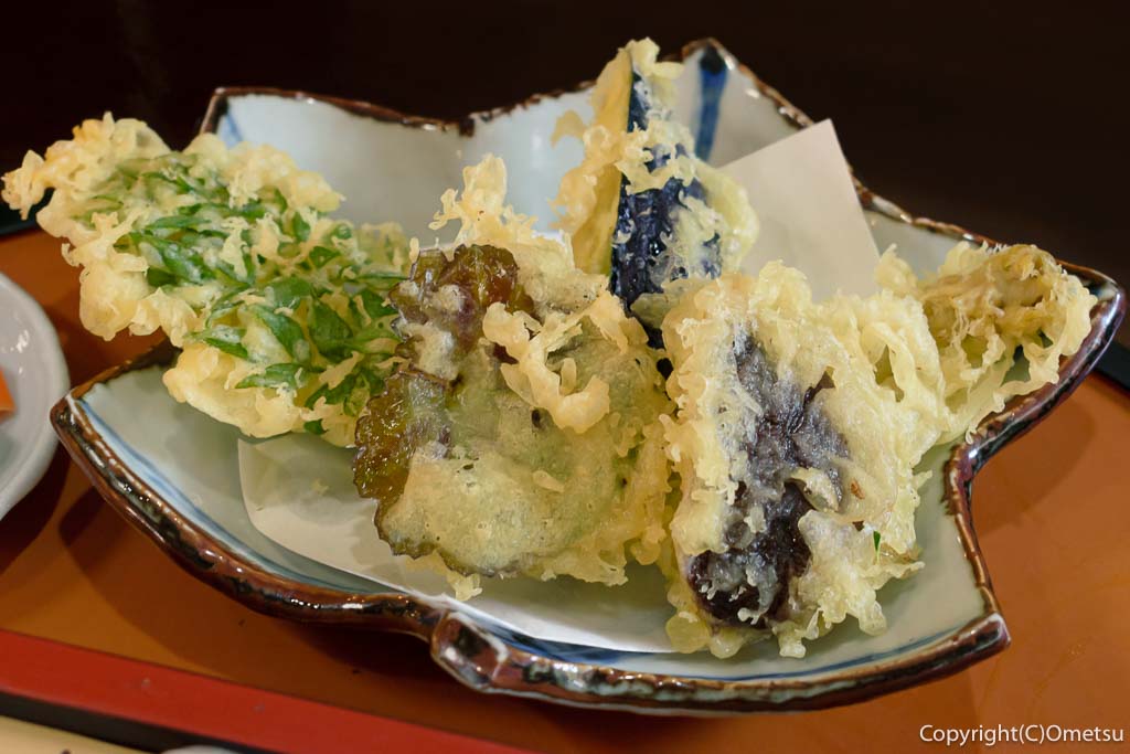 青梅・成木「割烹うらしま」の「山の幸膳」の、野菜と山菜、キノコの天ぷら