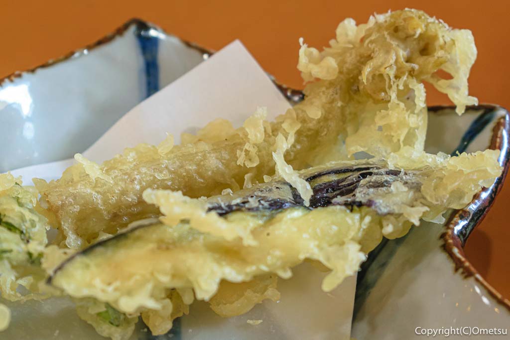 青梅・成木「割烹うらしま」の「山の幸膳」の、ナスとタラノメの天ぷら