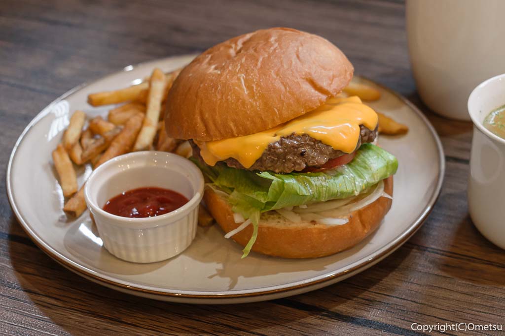 あきる野市・PBull Steak & Burgersの、チーズバーガー