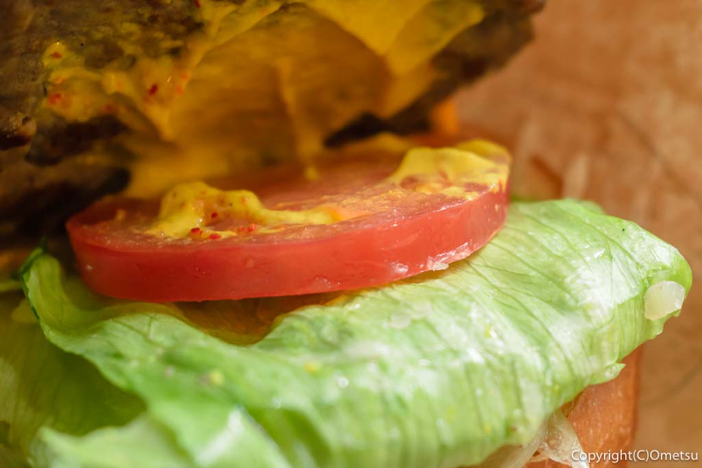 あきる野市・PBull Steak & Burgersの、チーズバーガーの、トマトとレタス